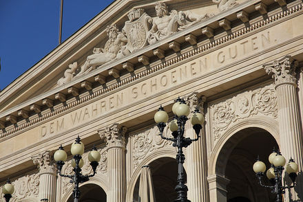 Bild der alten Oper in Frankfurt mit der Überschrift "dem wahren schönen guten" - Klick um das Bild zu Vergrößern